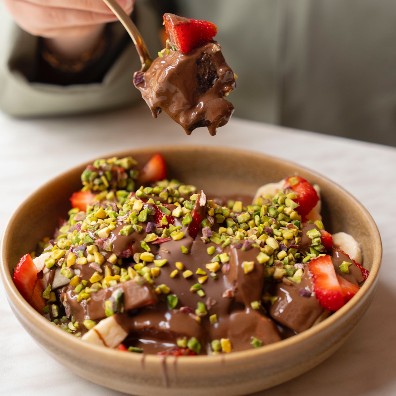 Çikolatör - Beyaz çikolata parçacıklı brownie, muz, çilek, top dondurma, pirinç fıstık çikolata