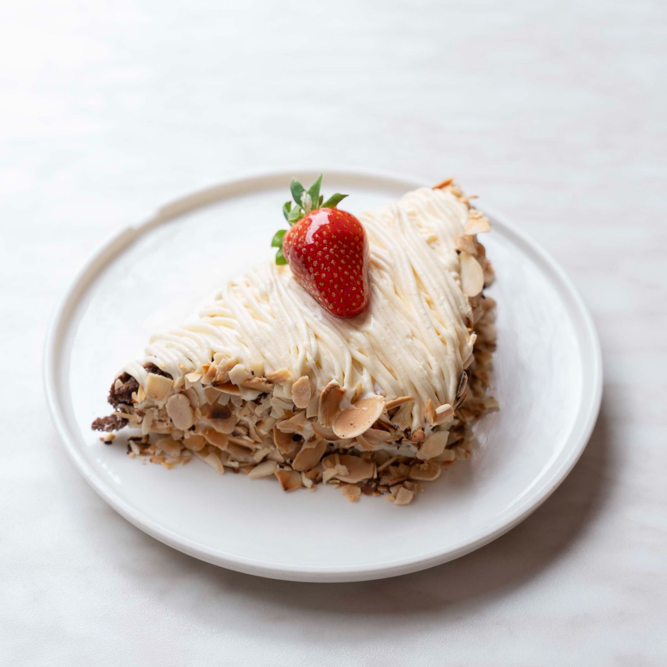 Saçaklı - Kakaolu Kek, Karamelli Profiterol Sos, Pastacı Kreması, Muz.