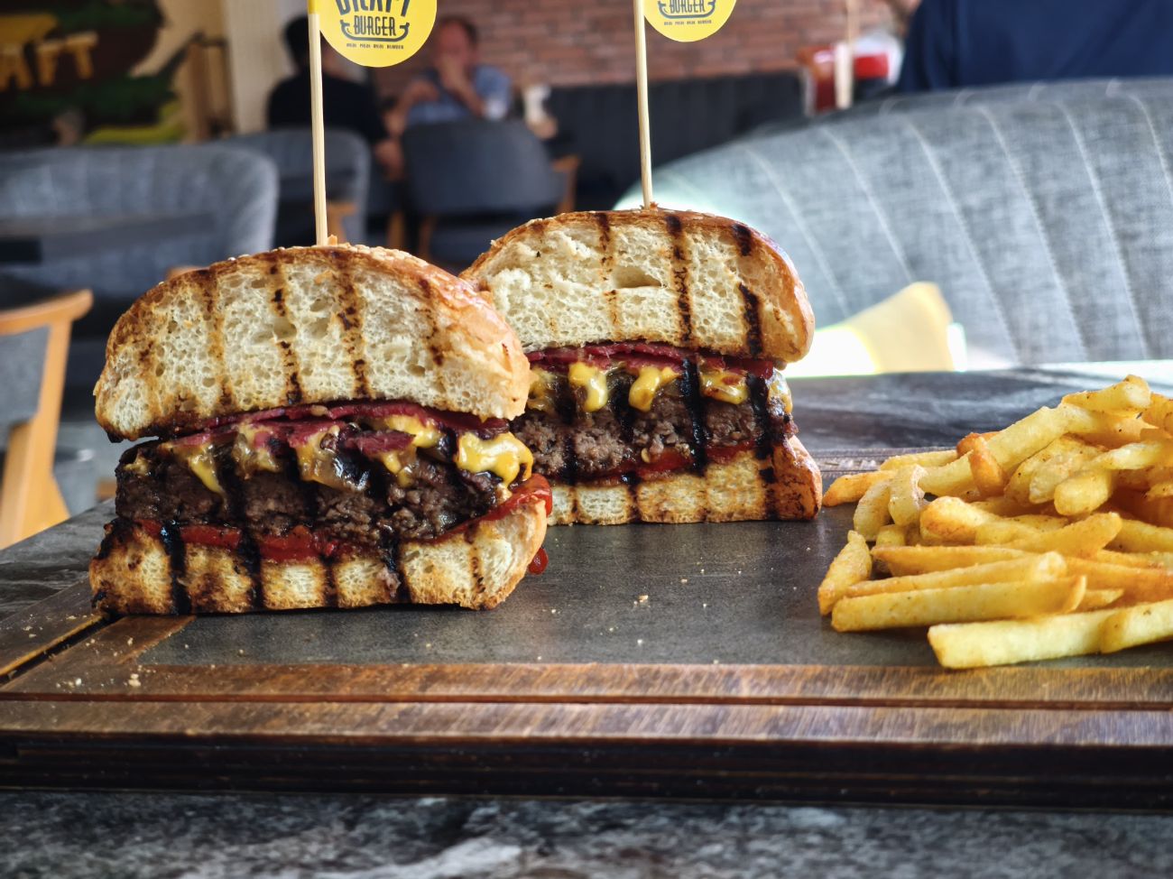 Anadolu Burger - Ev yapımı burger köftesi, kırmızı köz biber, pastırma ( çemeni sıyrılmış ), karemelize soğan ve çedar peyniri. Kajun baharatlı patates kızartması ve ev yapımı soslarla servis edilir.