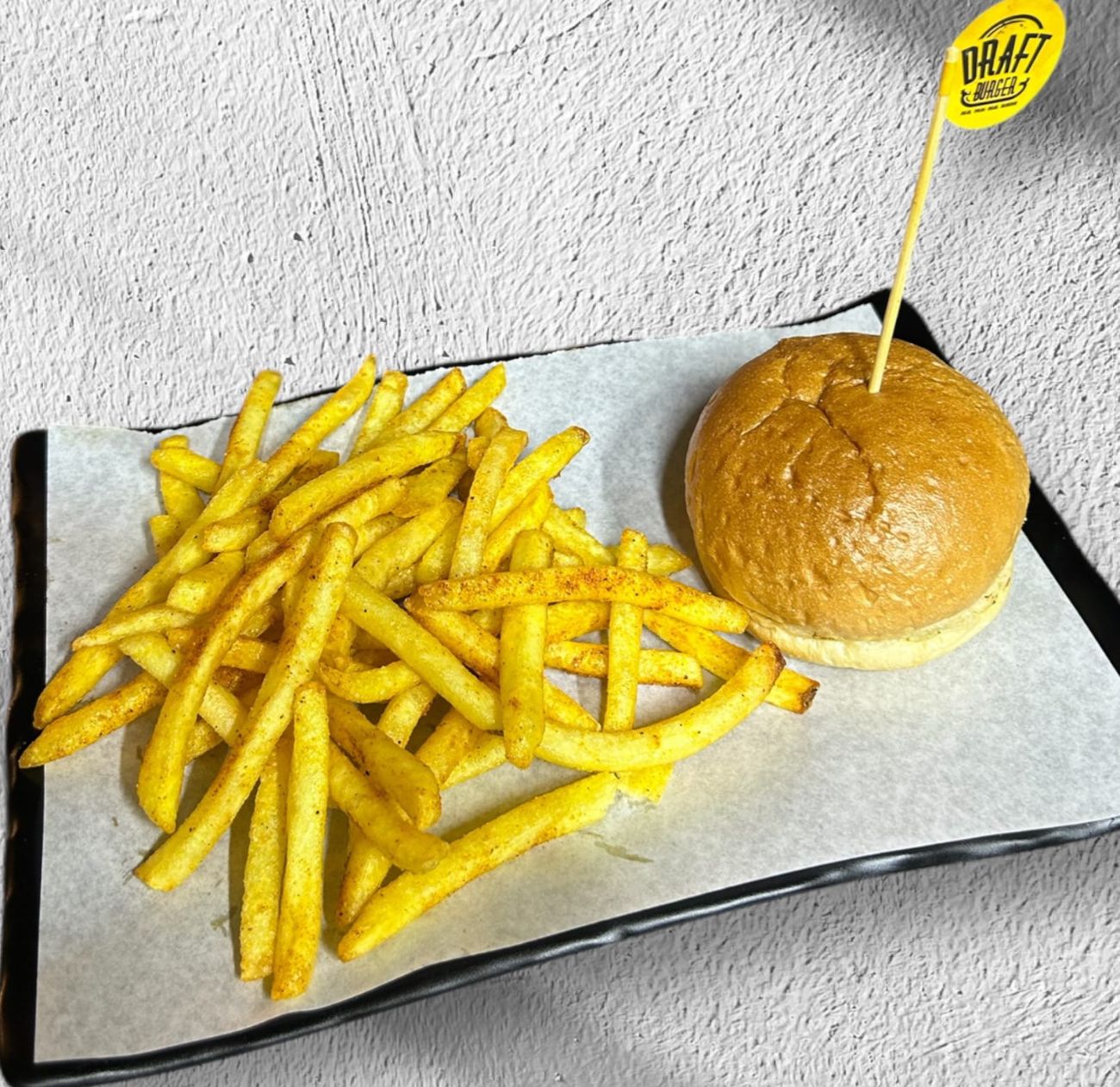 Çocuk Burger - Ev yapımı burger köftesi ve çedar peyniri. Patates kızartması ile servis edilir.