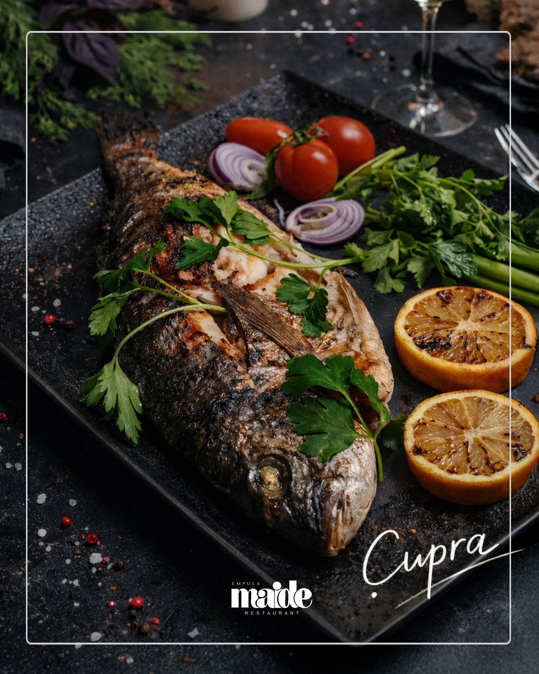 ÇUPRA IZGARA - Izgarada ustalıkla pişirilen çupra, taze roka eşliğinde hafif ve dengeli bir lezzet sunar.