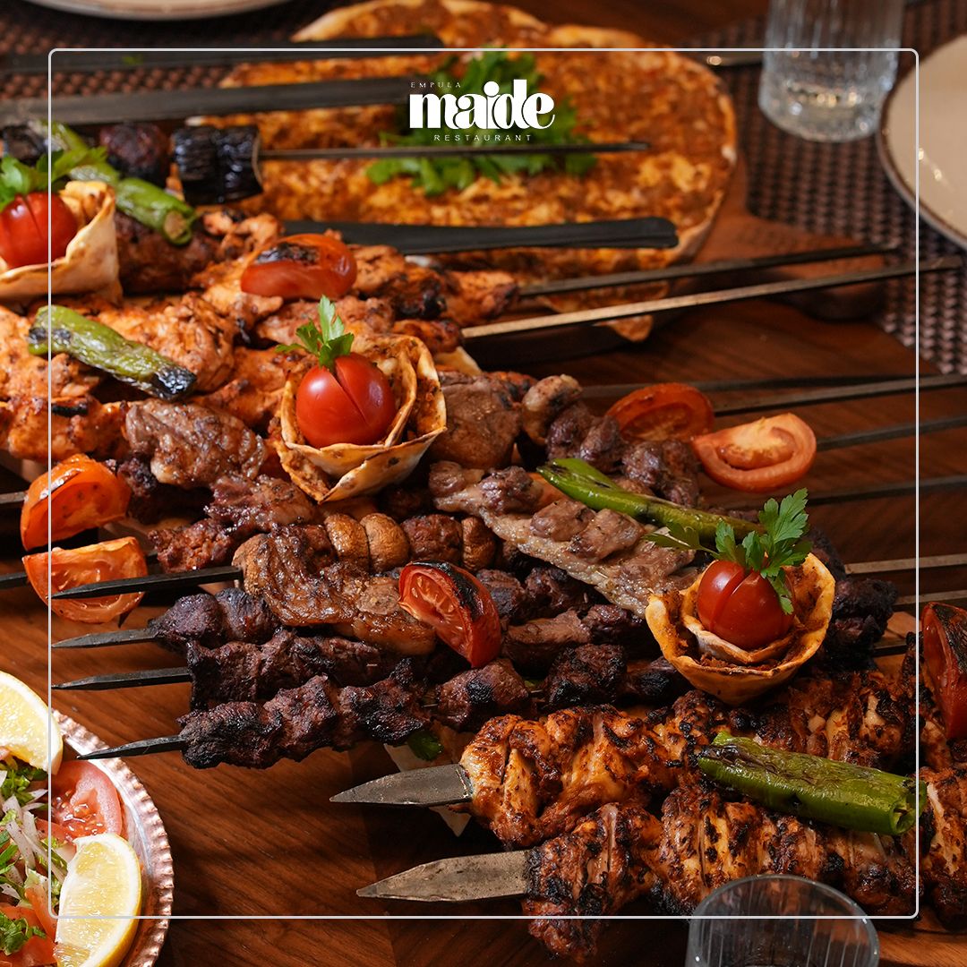 GUKLA KEBAP 4 KİŞİLİK - Özenle hazırlanmış Adana, nar gibi kızarmış Kuzu Pirzola, hafifçe ızgarada pişmiş Tavuk Izgara ve Tavuk Şiş, ustalıkla marine edilmiş Kuzu Şiş, yöresel lezzetiyle Akçabat Köfte, geleneksel Fındık Lahmacun, aromatik Sumaklı Soğan ve taze Maydanoz eşliğinde, közlenmiş sebzelerin benzersiz uyumu.