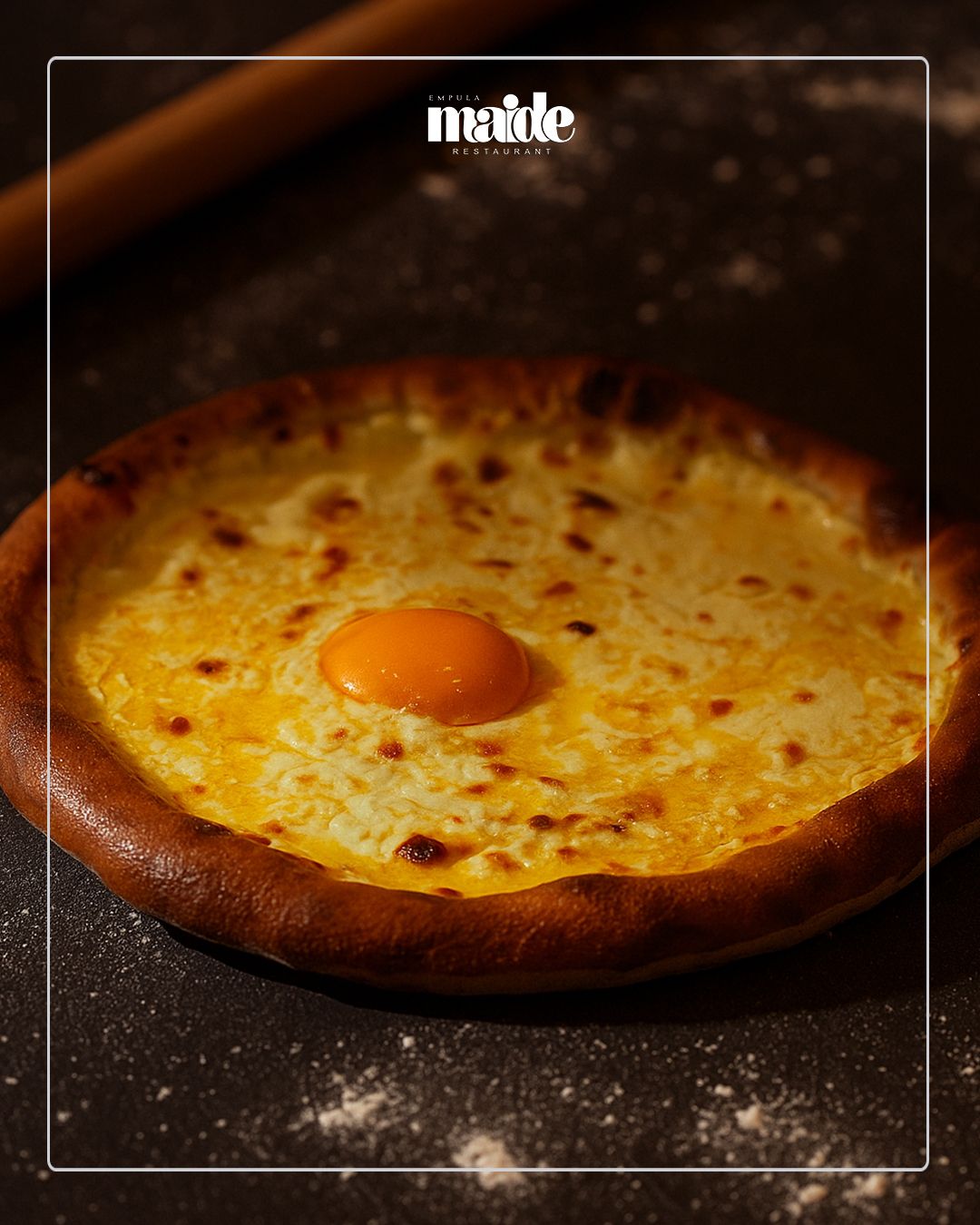 YUVARLAK PEYNİRLİ PİDE - İnce hamurdan hazırlanan yuvarlak biçimli Peynirli Pide, eriyen peynir ile zenginleştirilmiş, sofistike ve lezzet dolu bir deneyim sunar.