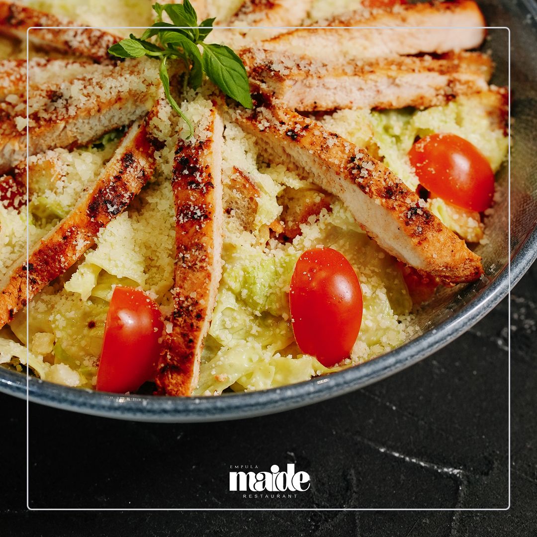 SEZAR SALATA - Akdeniz Yeşillikleri, Izgara Tavuk Dilimleri, Kiraz Domates, Kruton Ekmek, Sezar Sos Eşliğinde.