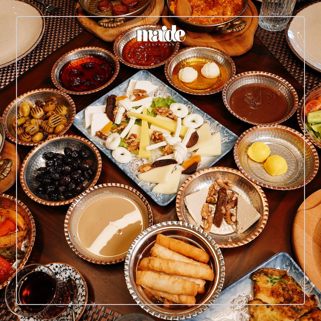 SERPME KAHVALTI (İKİ KİŞİLİK) - Özenle hazırlanan serpme kahvaltı; seçkin peynir çeşitleri, tereyağı, bal, tahin-pekmez ve reçellerle zenginleştirilir. Domates ve salatalık söğüş eşliğinde rulo börek, patates tava, ızgara sucuk, menemen, yumurta tava ve kaygana ile tamamlanan bu özel sunum, iki kişi için doyurucu ve keyifli bir kahvaltı deneyimi sunar.