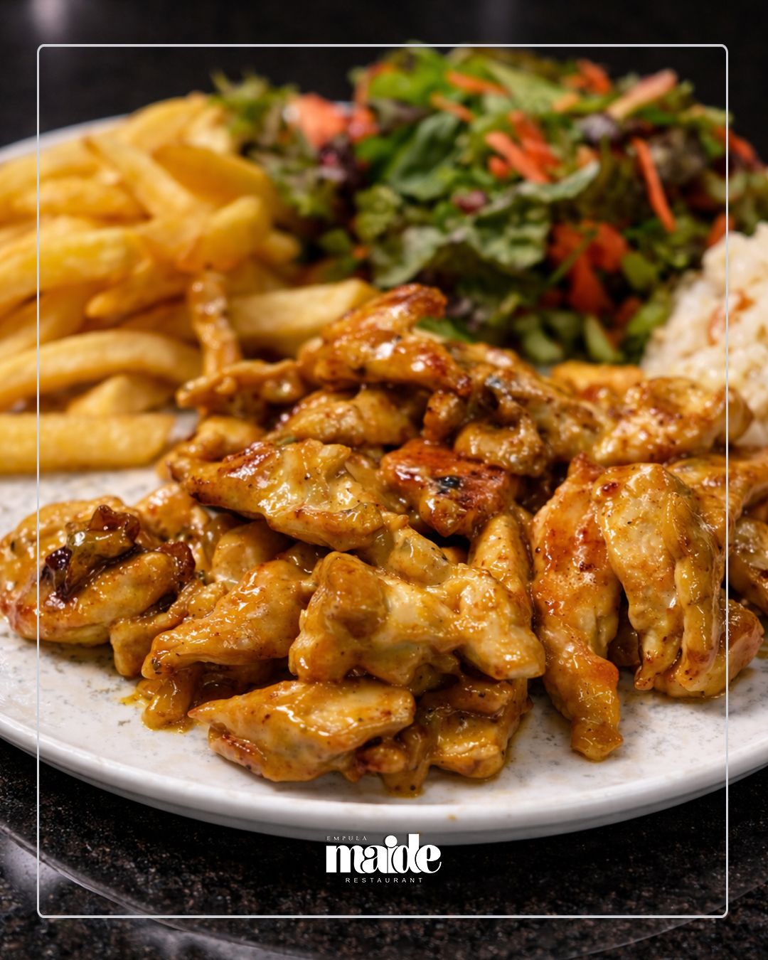 KÖRİ SOSLU TAVUK - Özenle seçilmiş tavuk parçaları, aromatik mantarlarla birlikte körili sos eşliğinde pişirilir. Yanında taze sebzelerden hazırlanan domates, nar ve havuçlu salata, tereyağında hafifçe sotelenmiş pilav ve çıtır cips ile servis edilir.