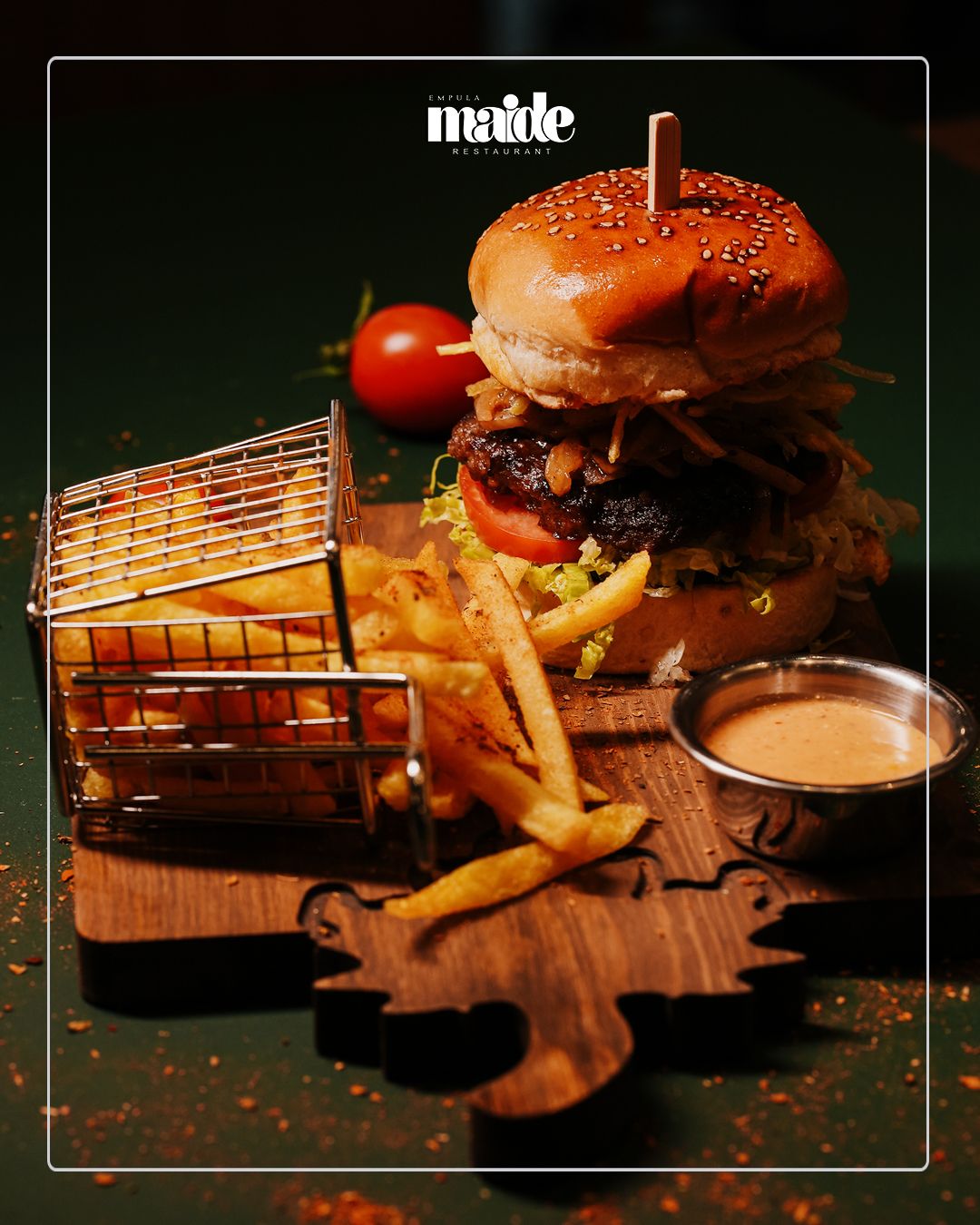 HAMBURGER - Ev Yapımı Dana Köfte, Kornişon Turşu, Çıtır Marul, Domates, Patates Tava, Ranch Sos Eşliğinde