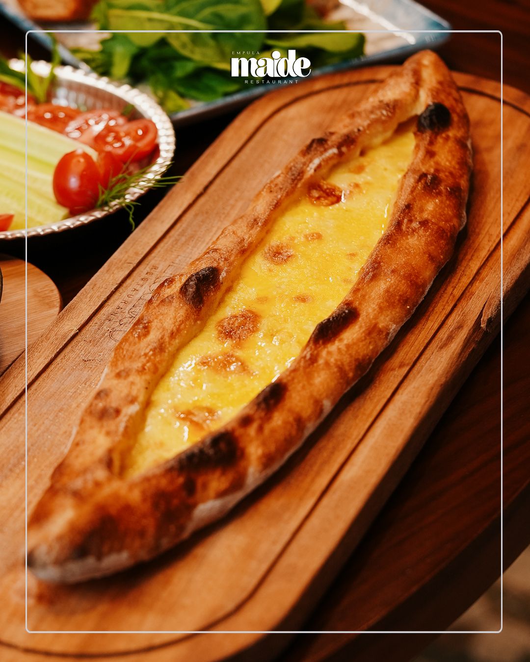 PEYNİRLİ PİDE - İnce hamuru ve eriyen peynir dolgusu ile hazırlanan Peynirli Pide, sofistike ve lezzet dolu bir deneyim sunar.