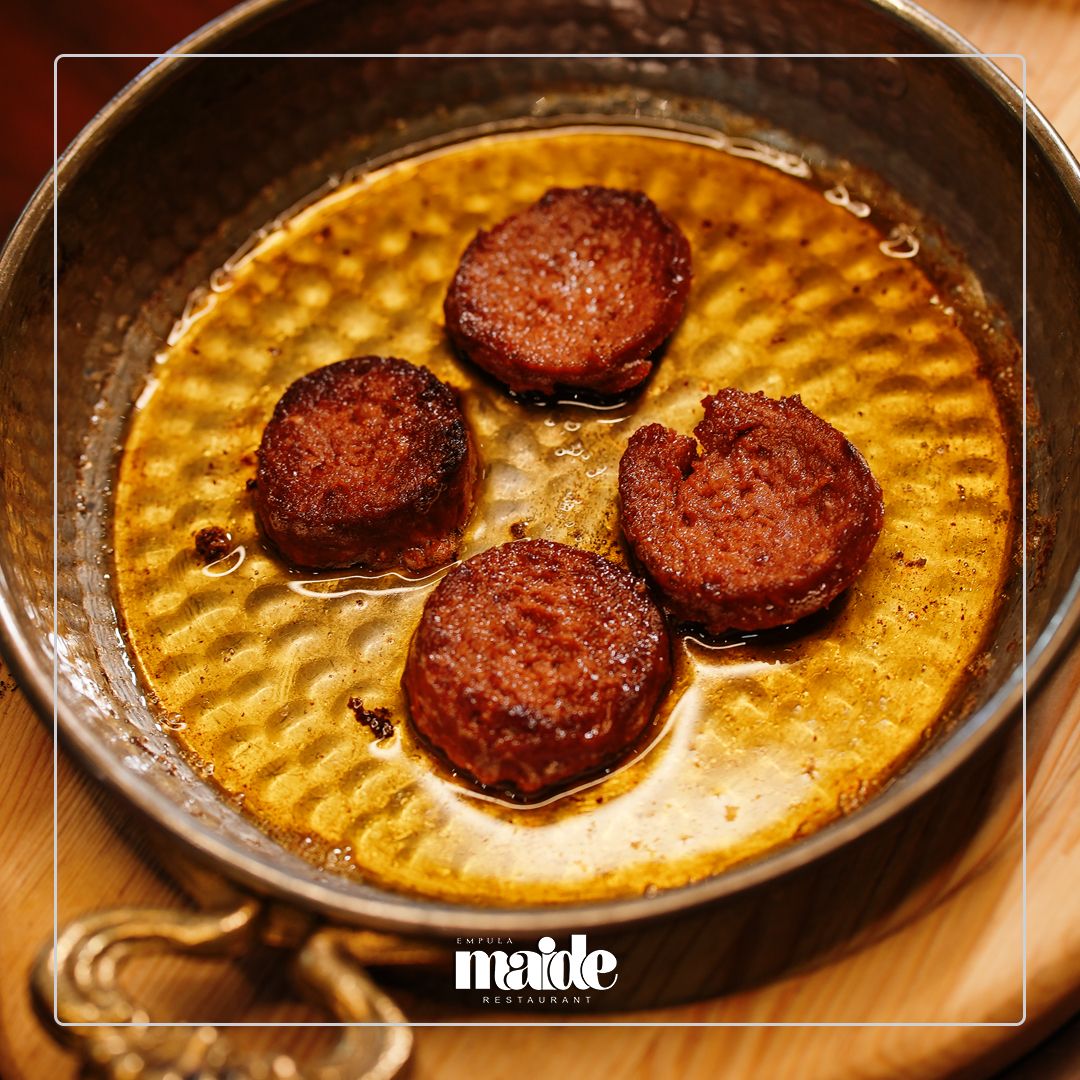 SUCUK TAVA - Özel baharatlarla harmanlanmış dana sucuğunun tavada kızartılmasıyla hazırlanan, lezzetiyle iştah açan geleneksel bir ara sıcak.