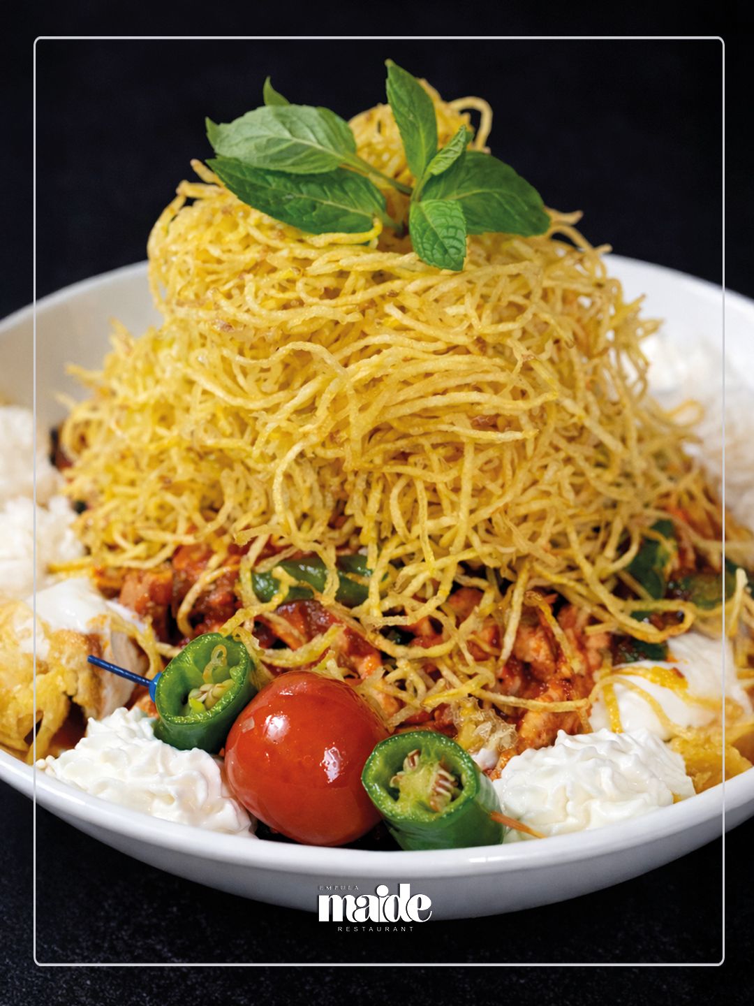 TAVUK ÇÖKERTME - Süzme yoğurt yatağında, özenle sotelenmiş tavuk parçaları, kibrit patates ve ızgara domates ile köy biberi eşliğinde servis edilir. Kapya biberin aromasıyla zenginleştirilen bu tabak, geleneksel lezzeti modern bir sunumla buluşturarak hafif ama doyurucu bir deneyim sunar.