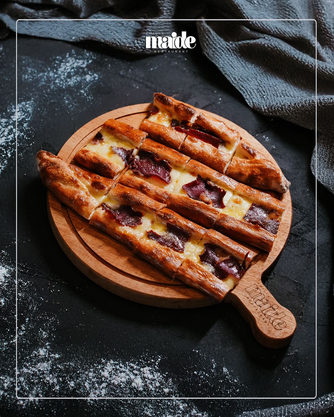 PASTIRMALI YAPRAK PİDE - İnce hamur üzerine özenle yerleştirilmiş pastırma ile hazırlanan Pastırmalı Yaprak Pide, sofistike ve lezzet dolu bir deneyim sunar.