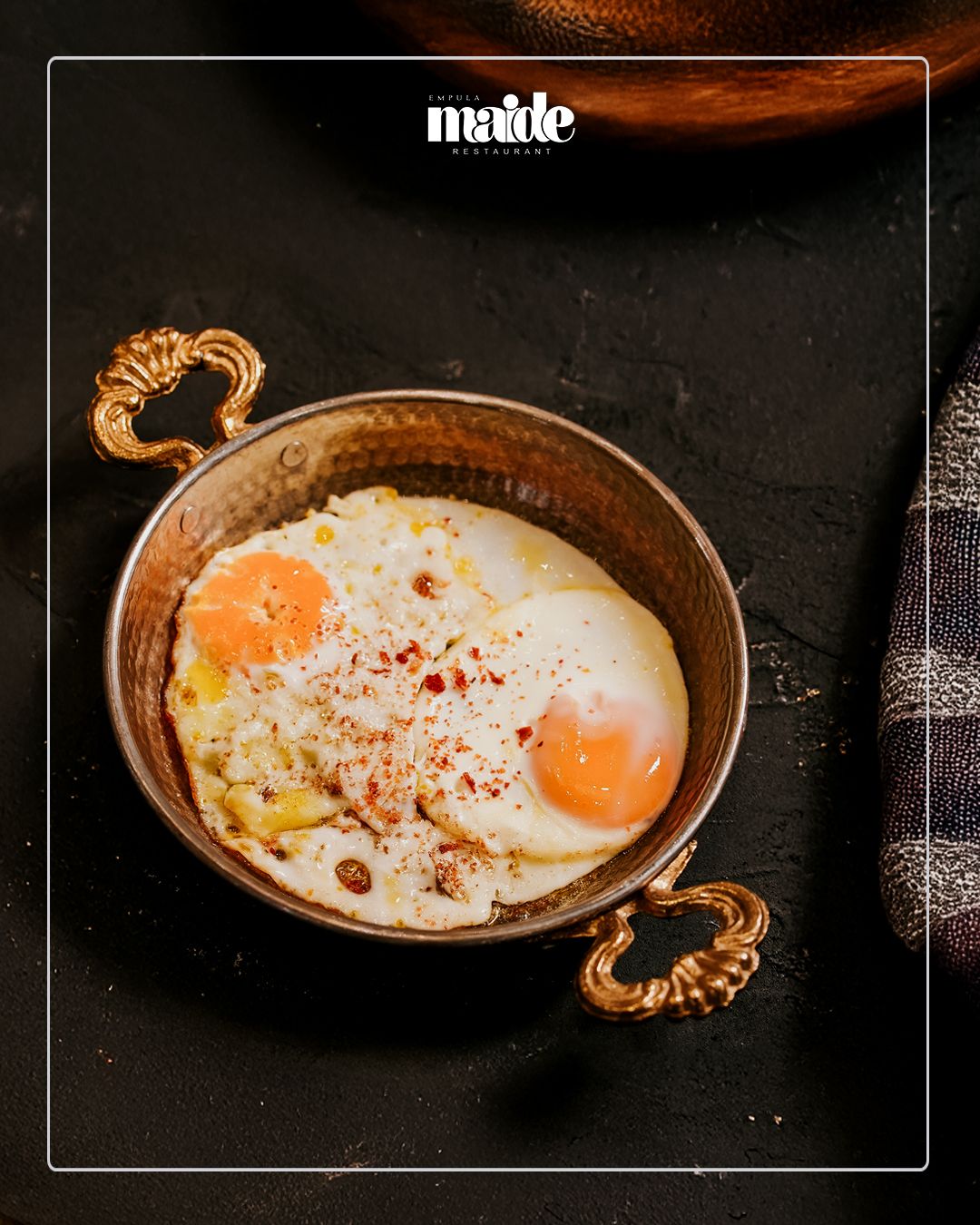 SAHANDA YUMURTA - Taze yumurtalar özenle sahanda pişirilmiş, yumuşak dokusu ve zengin aromasıyla sofistike bir kahvaltı deneyimi sunar.