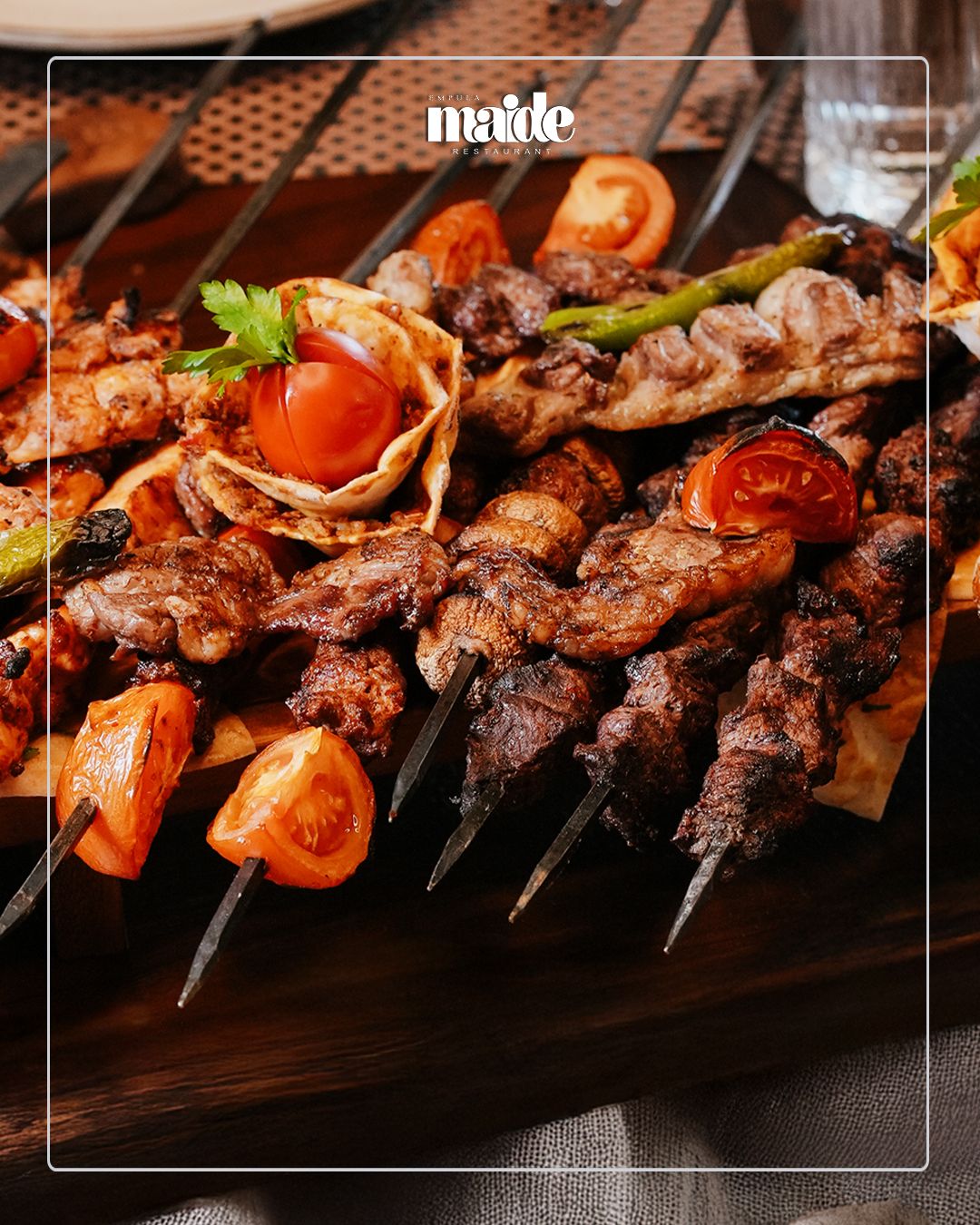 GUKLA KEBAP 2 KİŞİLİK - Özenle hazırlanmış Adana, nar gibi kızarmış Kuzu Pirzola, hafifçe ızgarada pişmiş Tavuk Izgara ve Tavuk Şiş, ustalıkla marine edilmiş Kuzu Şiş, yöresel lezzetiyle Akçabat Köfte, geleneksel Fındık Lahmacun, aromatik Sumaklı Soğan ve taze Maydanoz eşliğinde, közlenmiş sebzelerin benzersiz uyumu.