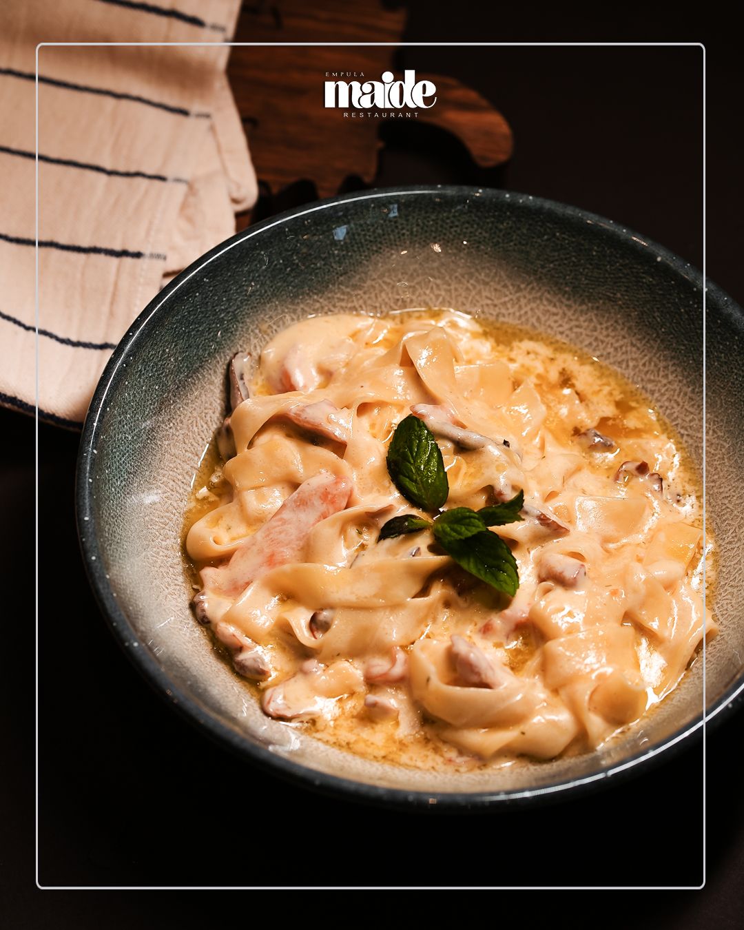 FETTUCCINE ALFREDO - Al dente pişirilmiş fettuccine makarna, özenle sotelenmiş tavuk parçalarıyla buluşur; kremalı mantar sosunun yumuşak ve zengin dokusuyla tamamlanarak klasik ve rafine bir İtalyan lezzeti sunar.