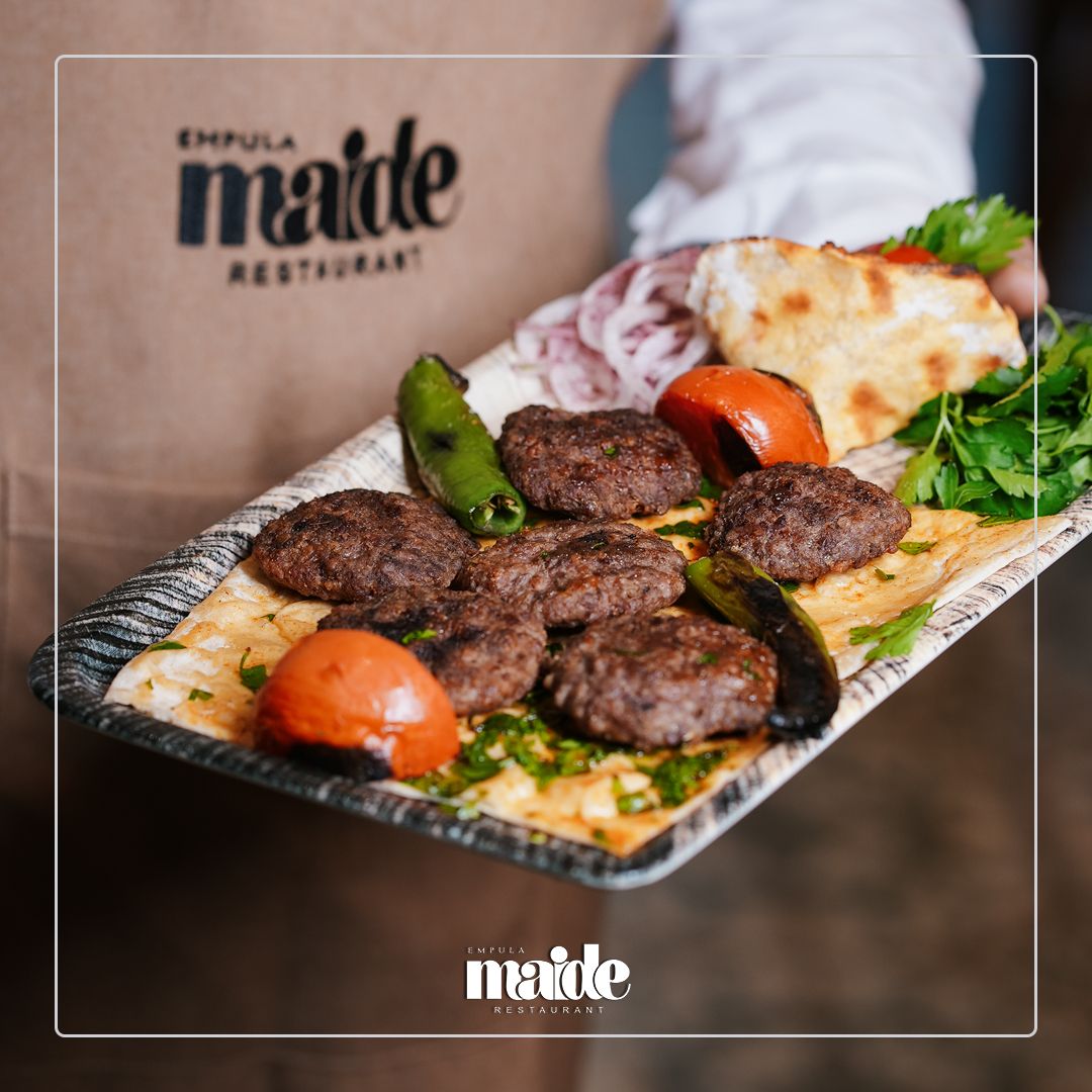 AKÇAABAT KÖFTE - Özenle hazırlanmış Akçaabat Köfte, Izgara Domates, Izgara Yeşil Biber, Soğan Piyaz ve Maydanoz eşliğinde servis edilerek sofistike ve aromatik bir ana yemek deneyimi sunar.