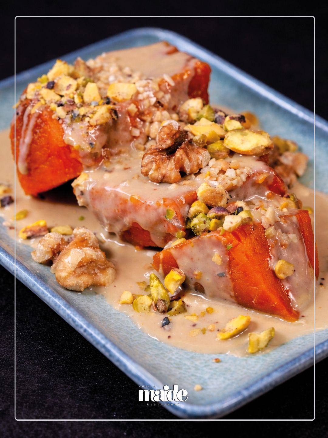 KABAK TATLISI - Doğal şekerinde pişirilmiş kabak, yoğun tahin sosu ve seçkin ceviz ile Antep fıstığı eşliğinde. Hafif, dengeli ve rafine bir tatlı deneyimi.