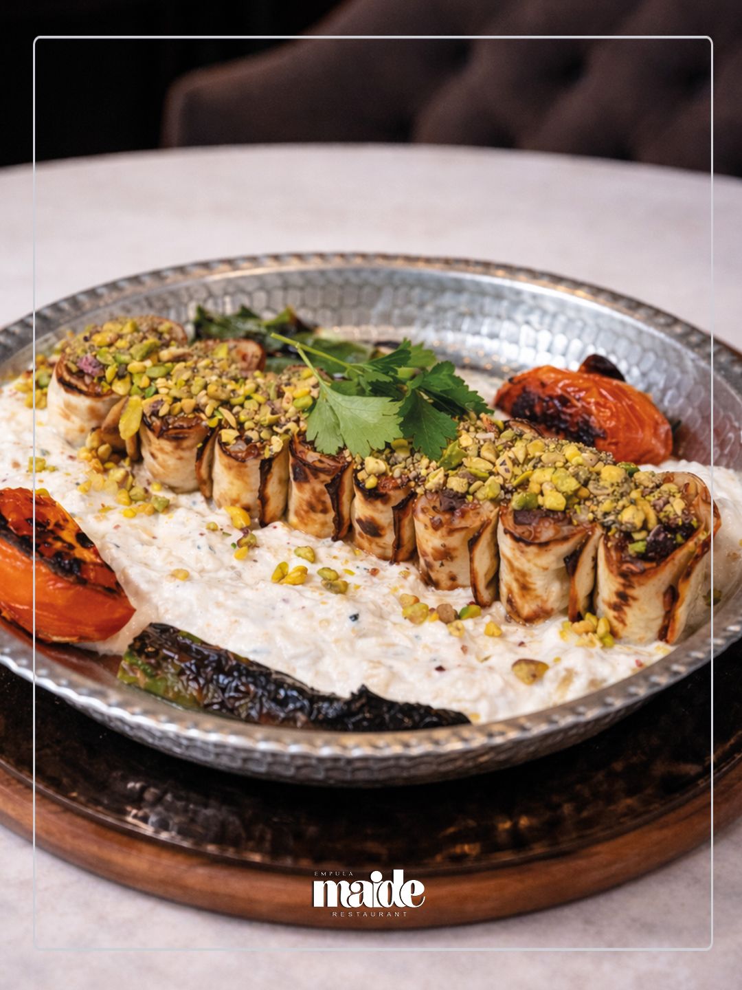 BEYTİ FIRIN - İnce lavaş ile sarılmış ve fırında özenle pişirilmiş Beyti, özel sos, Izgara Domates, Izgara Yeşil Biber, Soğan Piyaz ve Maydanoz eşliğinde sofistike ve aromatik bir ana yemek deneyimi sunar.