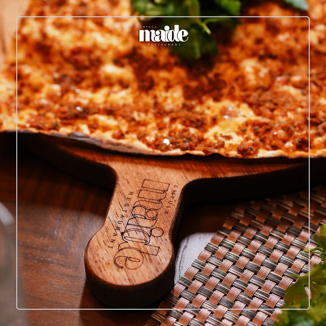 LAHMACUN - İnce hamur üzerine özenle yayılmış kıyma ve aromatik baharatlarla hazırlanan Lahmacun, sofistike ve lezzet dolu bir deneyim sunar.