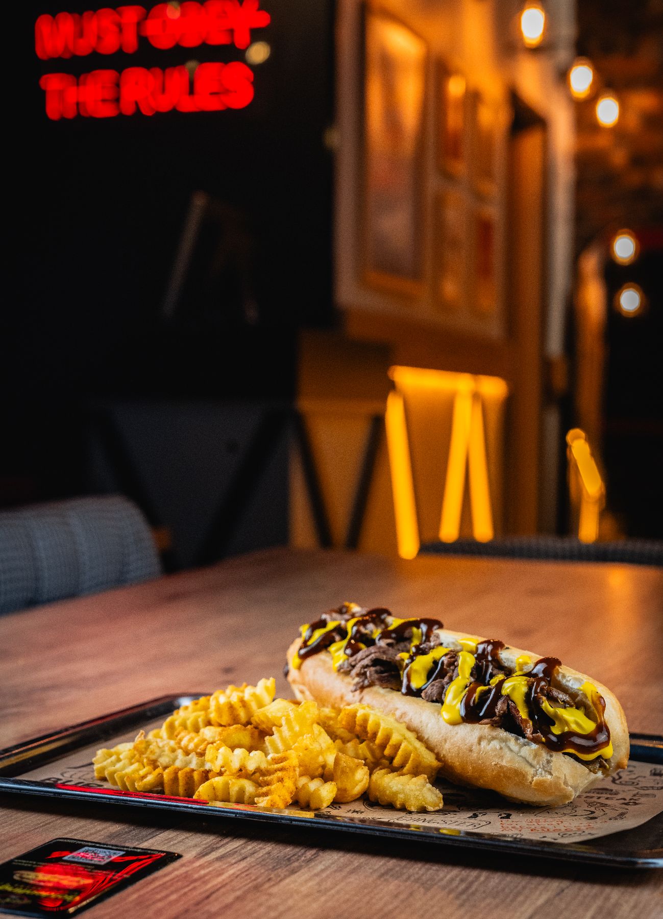 Americana BBQ Steak - Özel BBQ sosu ile pişirilmiş Philly Biftek, Golden özel sos, Cheddar sos, Karamelize soğan. Patates kızartması ile.