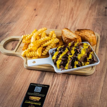 Americana BBQ Non Bread - BBQ sos ile pişirilmiş porsiyon 180 gr. philly biftek, golden özel sos, cheddar sos, karamelize soğan. Patates kızartması ile.