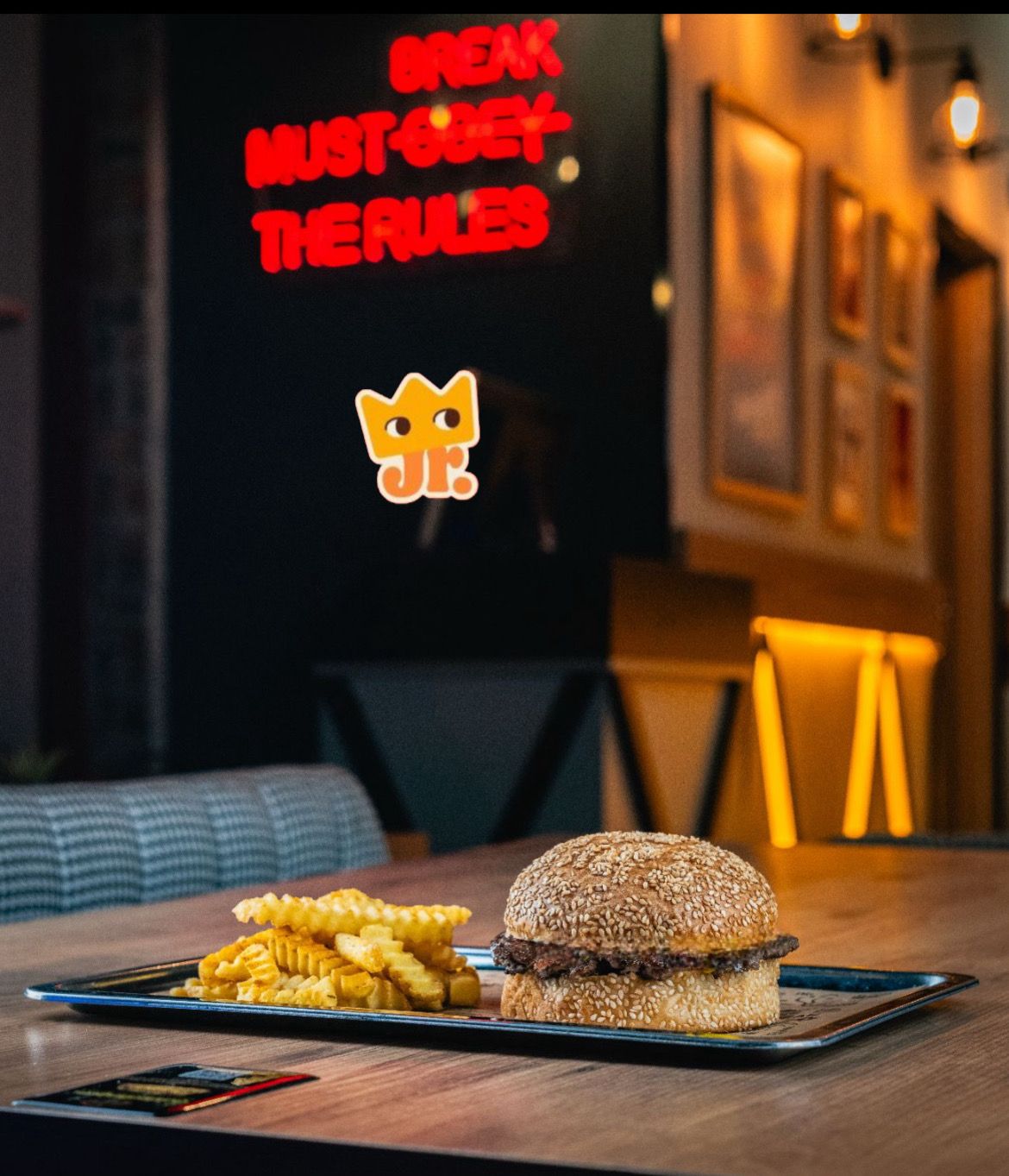 Jr. Golden Kids Menü - Jr. Smash burger köftesi,patates ve ayran ile birlikte servis edilir.