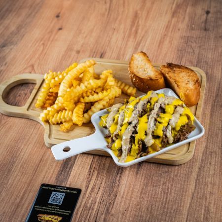 Golden Honey Non Bread - Özel mustard sos ile pişirilmiş porsiyon 180 gr. philly biftek, golden özel sos, cheddar sos, karamelize soğan. Patates kızartması ile.