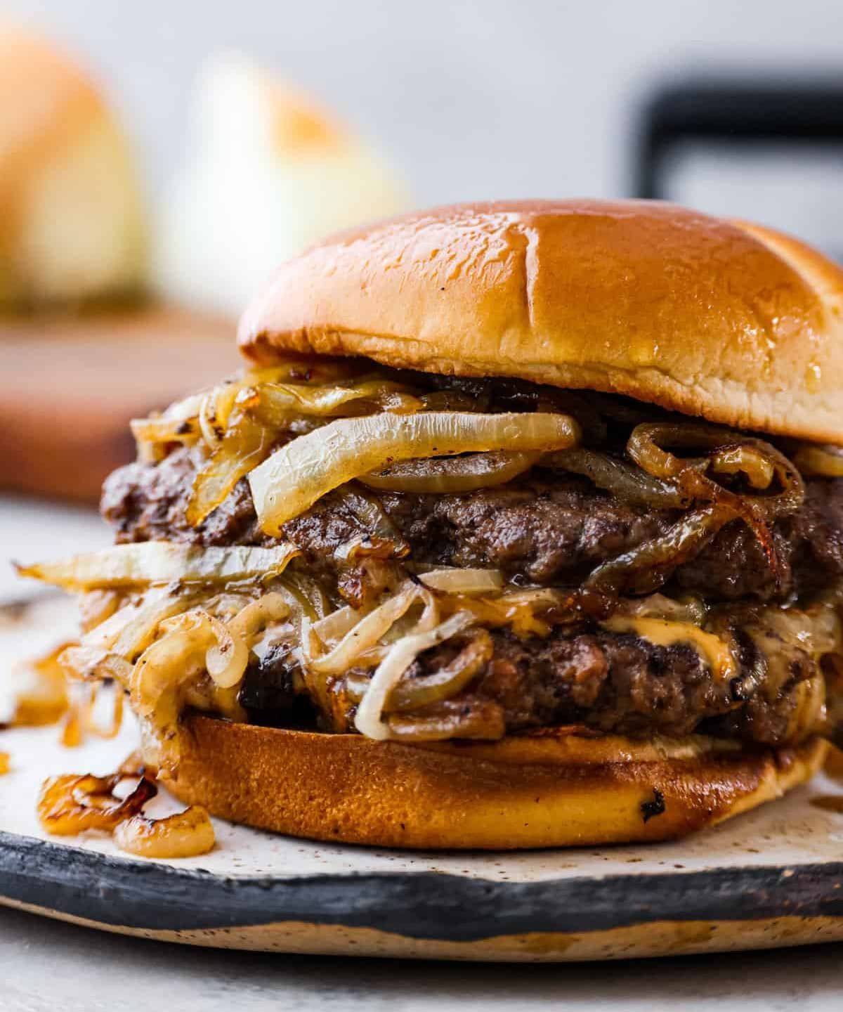 Oklahoma Onion Burger - 2x smash burger köftesi, double american cheddar, GF burger sos, Özel tarif karamelize soğan, çubuk turşu. Patates kızartması ile.