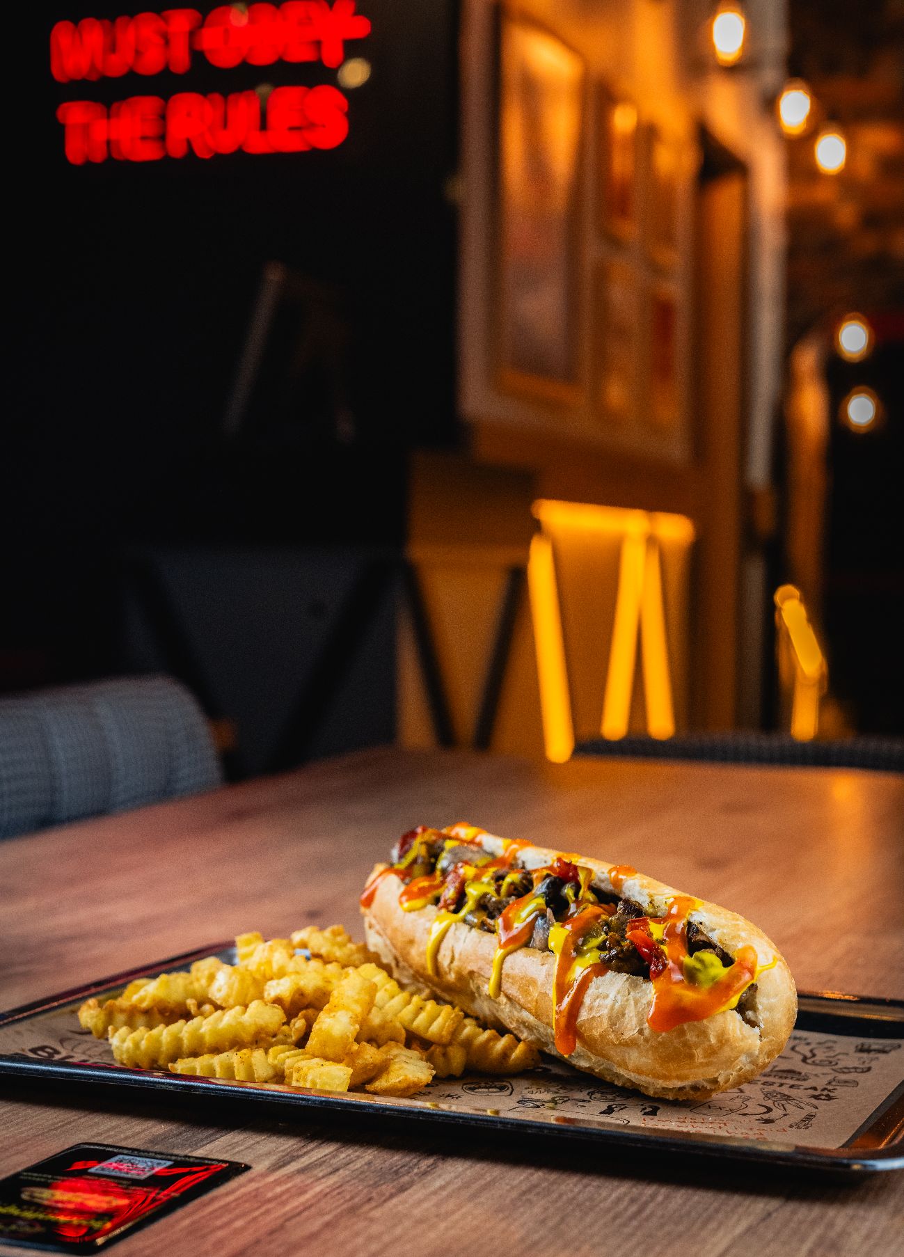 Mexicana Steak - Meksika baharatı ile pişirilmiş Philly Biftek, Golden özel sos, Cheddar sos, Közlenmiş biber karışımı, Izgara mantar, Karamelize soğan. Patates kızartması ile.