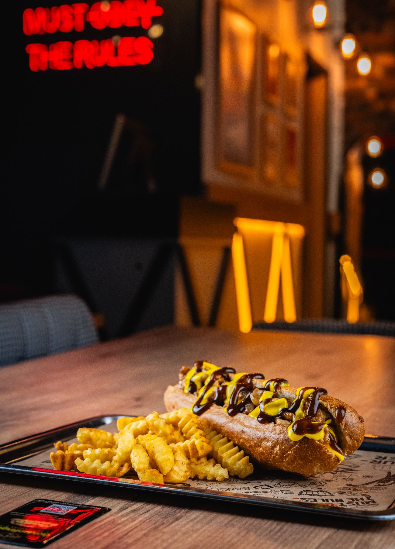 Americana BBQ Philly Chicken - Özel BBQ sosu ile pişirilmiş philly tavuk, golden özel sos, cheddar sos, karamelize soğan, yeşillik. Patates kızartması ile.