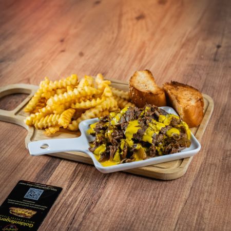 Americana Steak Non Bread - Porsiyon 180 gr. Philly biftek, golden özel sos, cheddar sos, karamelize soğan. Patates kızartması ile.