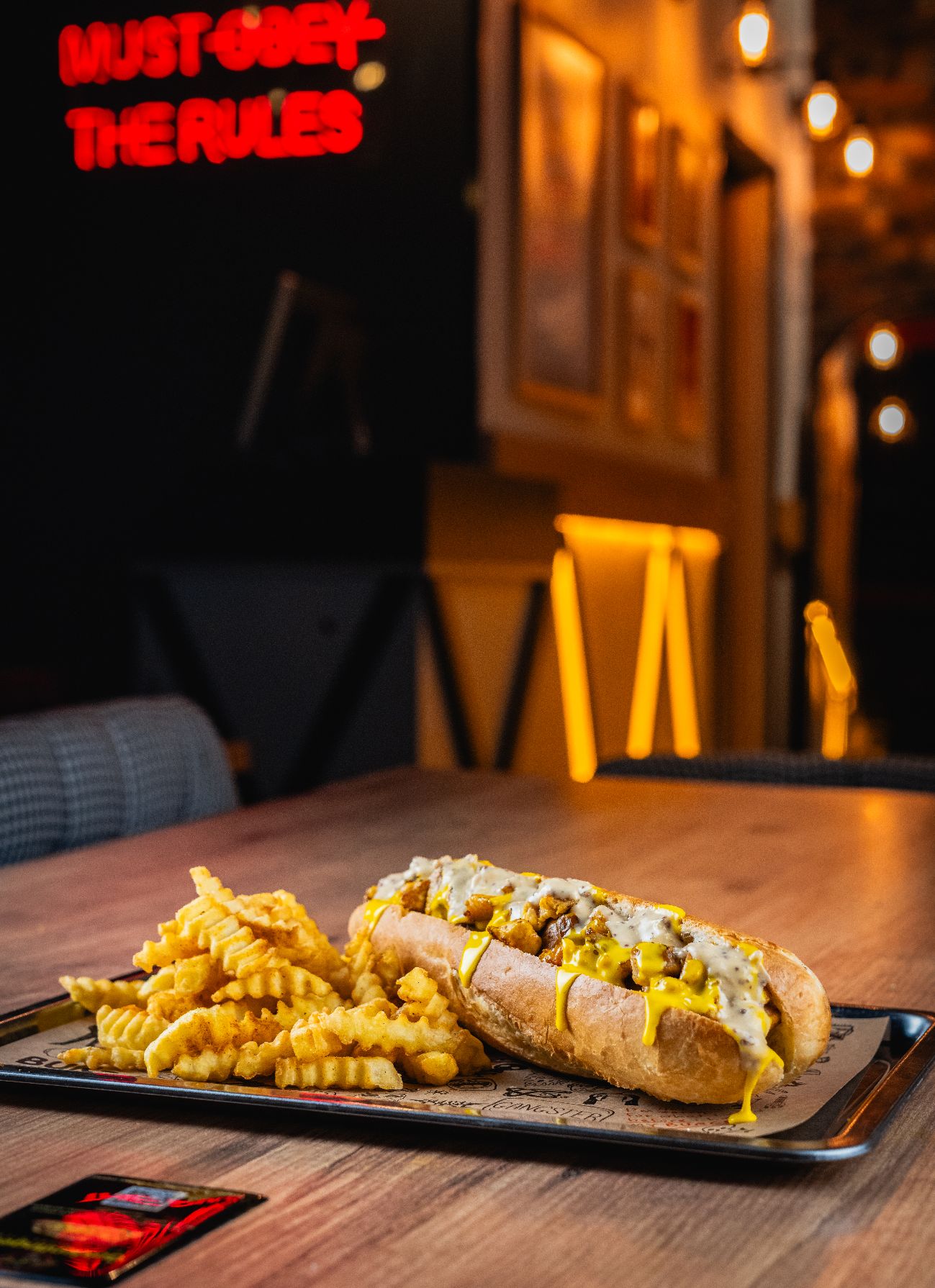 Golden Honey Philly Chicken - Özel mustard sosu ile pişirilmiş  philly tavuk, golden özel sos, cheddar sos, karamelize soğan, yeşillik. Patates kızartması ile.
