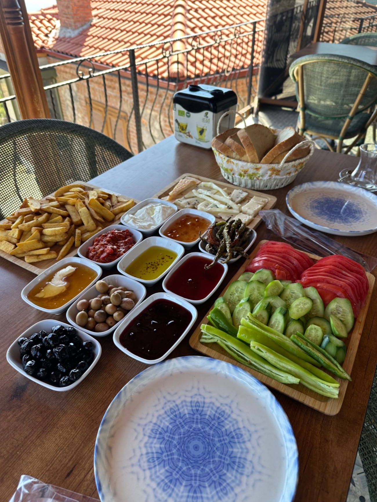 Serpme Kahvaltı - Peynir tabağı (4 çeşit), köy yoğurdu, Tadımlık zeytin yağı, Yeşil zeytin ,Siyah zeytin, Bal, Tereyağı ,Portakal reçeli ,Çilek reçeli ,Vişne reçeli ,Kahvaltılık sos ,Biber kızartması, Çırpılmış veya göz Yumurta, köy salçası, Patates kızartması, Söğüş tabağı, Sigara böreği, (Çay termosu)