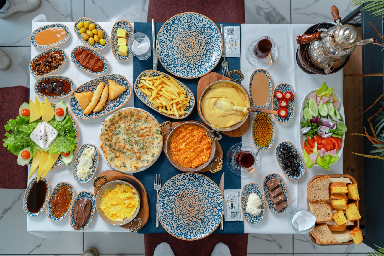 Serpme Kahvaltı ( İki Kişilik ) - Peynir Çeşitleri, Zeytin, Bal, Reçel, Çikolata Kreması, Tereyağı, Helva, Fındık Ezmesi, Domates, Salatalık, Salam, Kaygana, Kuymak, Sahanda Yumurta, Cips, Sigara Böreği, Semaver Çay