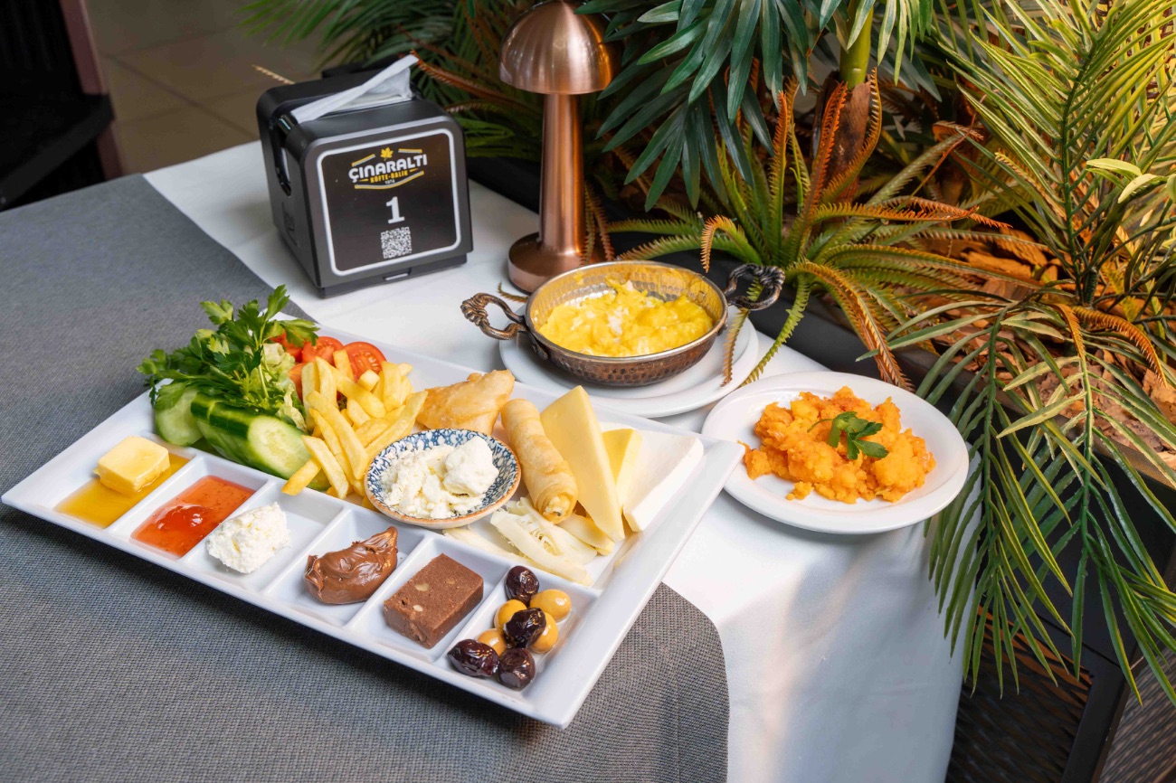 Kahvaltı Tabağı - Peynir Çeşitleri, Zeytin, Bal, Reçel, Çikolata Kreması, Tereyağı, Helva, Fındık Ezmesi, Domates, Salatalık, Salam, Sahanda Yumurta, Cips, Sigara Böreği, Çay