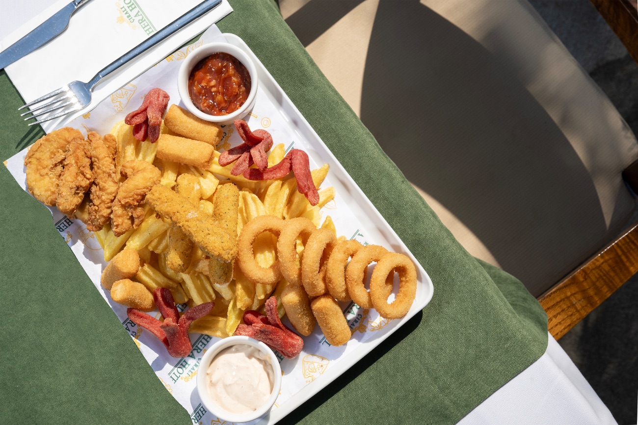 Hera Keyif Sepeti - Patates kızartması , Tavuk nugget , soğan halkası ,  sosis, mozeralla stick ve patates kroket özel sos eşliğinde