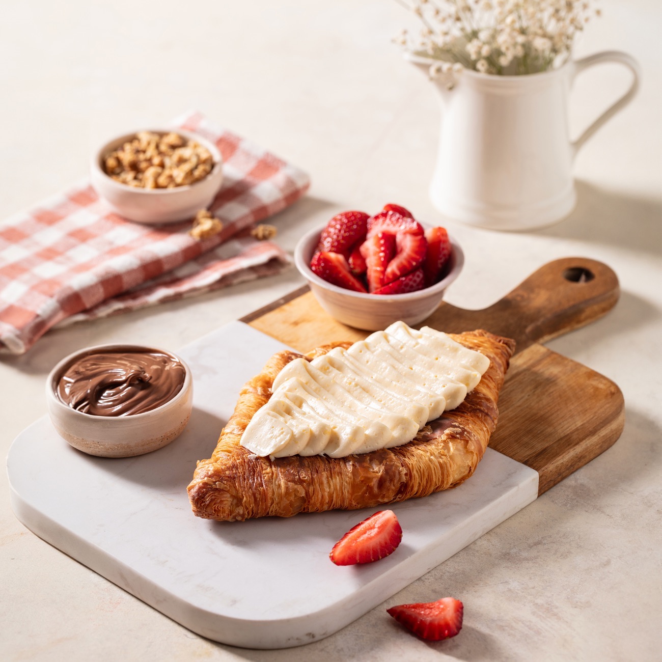 Neriman - Fransız tereyağıyla özenle hazırlanmış bastırılmış kruvasan üzerine, diplomat krema, granola, çilek ve Asuman çikolatası eşliğinde. // Sponge cake cubes in mascarpone cheese cream, accompanied by fresh Bursa strawberries and mascarpone cheese ice cream.