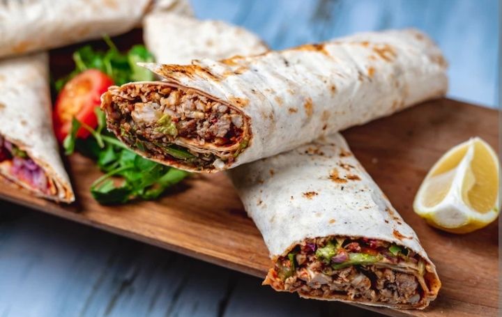 Urfa Dürüm - Yeşillik, domates, soğan. Ezme salatası ile