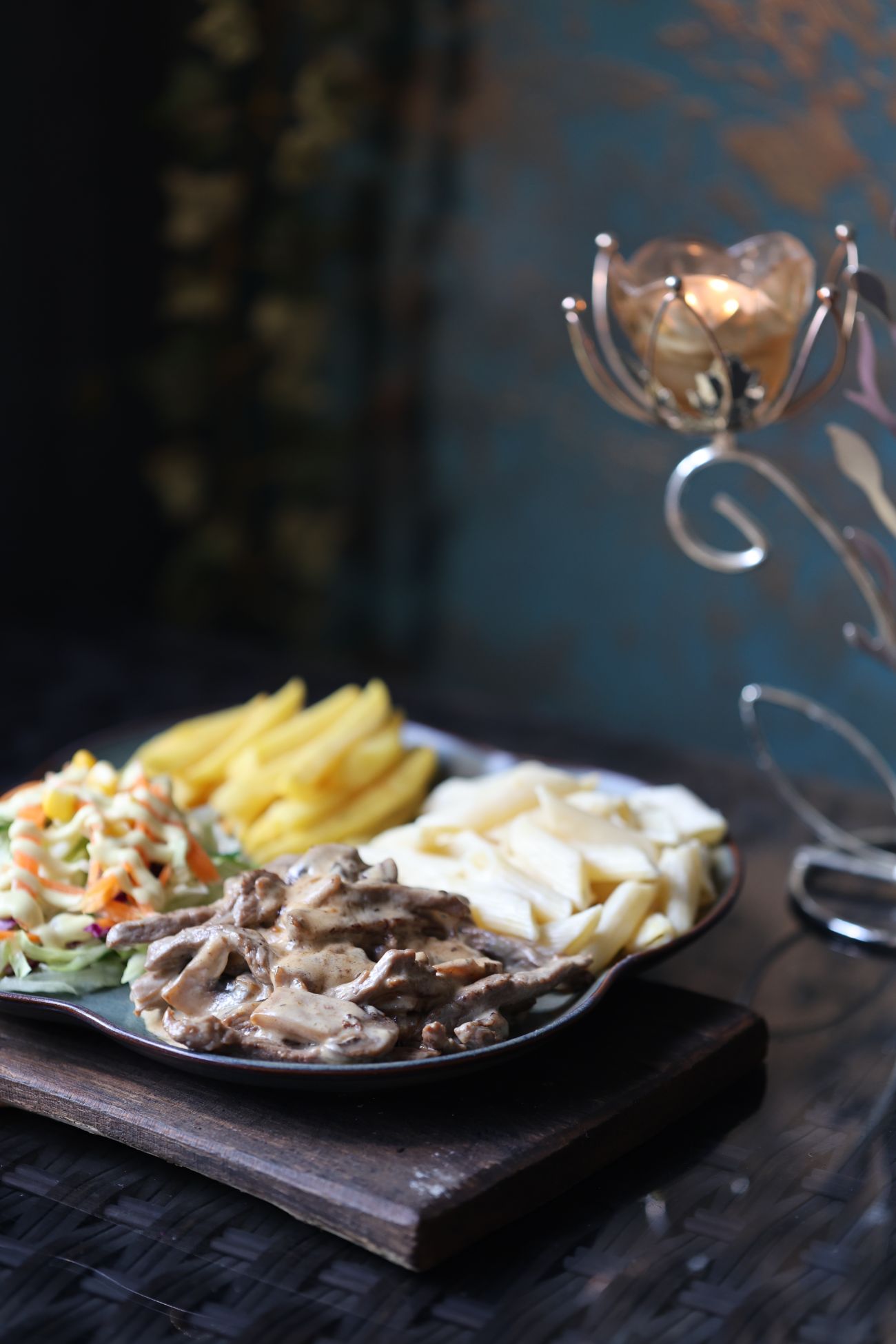 Beef Mushroom - Izgara dana bonfile, mantar eritilmiş kaşar, Akdeniz yeşillikleri, makarna ve patates ile