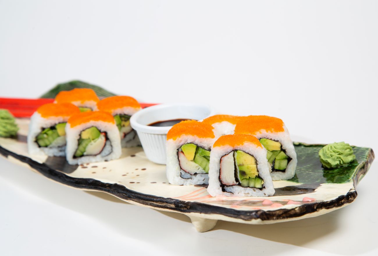 KALIFORNIA SUSHI - SALATALIK AVAKADO PHILADELPHIA PEYNİRİ, YENGEÇ, RENKLİ TOBİCO