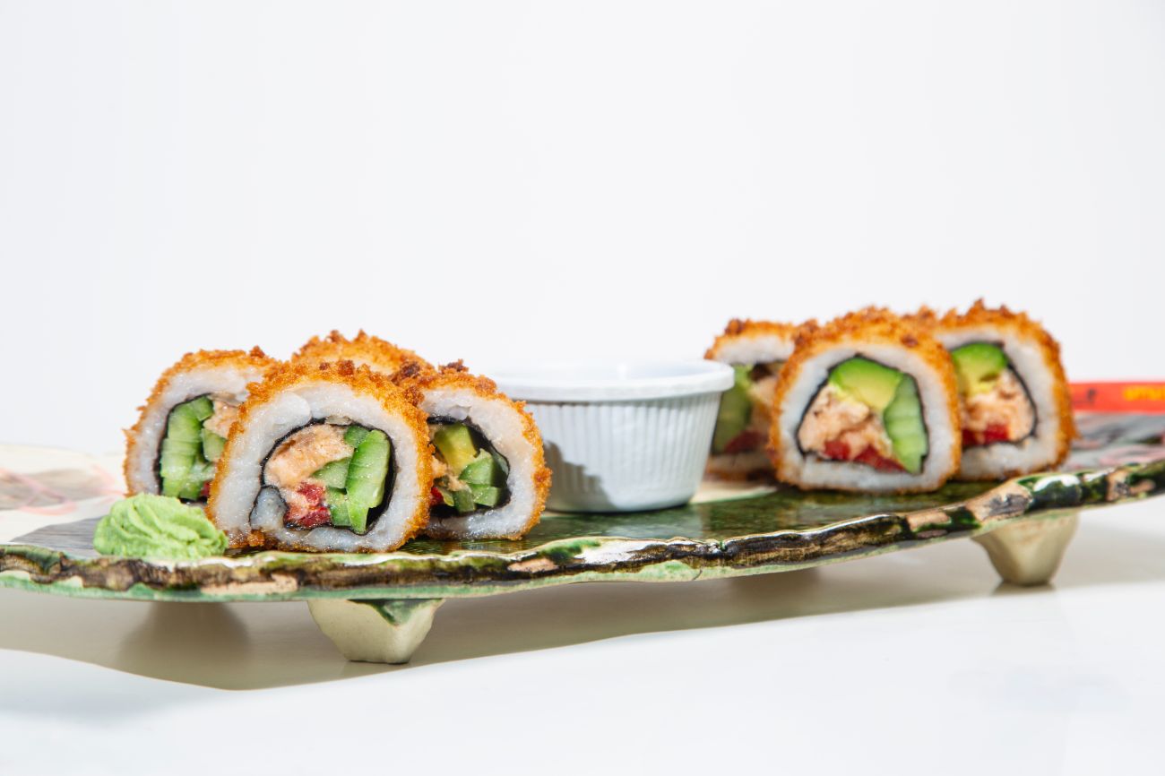 FRIED SUSHI(PİŞMİŞ) - SALATALIK, KAPYA BİBER, SOMON, PHILADELPHIA PEYNİRİ, AVAKADO PANEENİP BOL YAĞDA KIZARTILIR