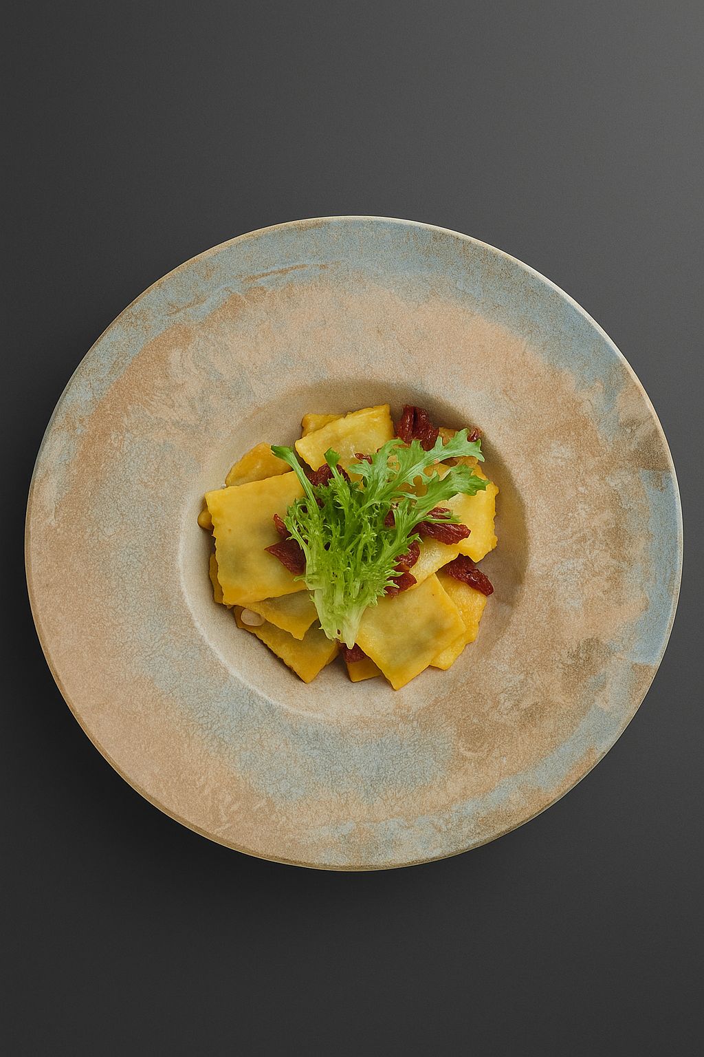 ISPANAKLI RAVIOLI - Ravioli, krema, pesto ve parmesan peyniri ile servise sunulur.