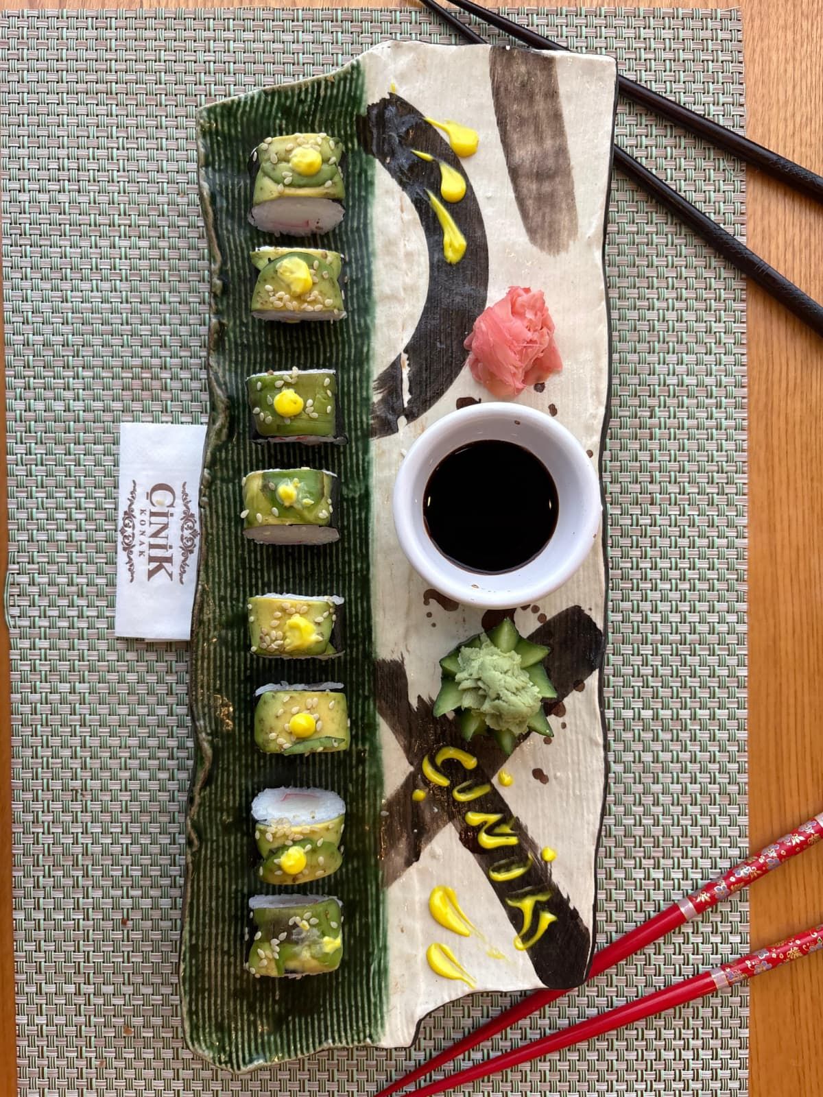 HOSOMAKİ ROLL - PİRİNÇ YENGEÇ AVOKADO VE SUSAM İLE SERVİS EDİLİR