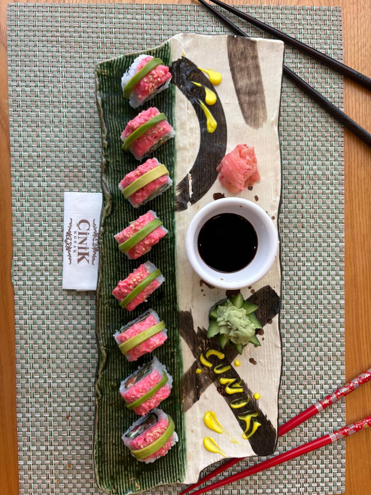 SALMON SURUMİ SUSHI - ÖZEL YENGEÇ SOS SOMON SALATALIK KAPYA AVOKADO PARÇALARI KREM PEYNİR