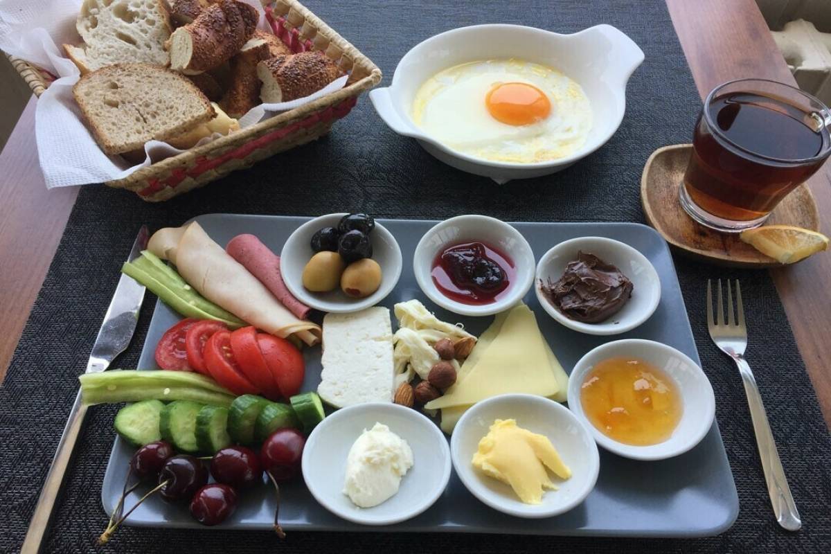 Kahvaltı Tabağı - Yumurta,Sigara Böreği,Cips,Siyah Zeytin,Patates Kavurması,Mevsimlik Reçel,Bal,Kaymak,Domates,Salatalık,Biber,Burgu Peynir''2 Fincan Çay''