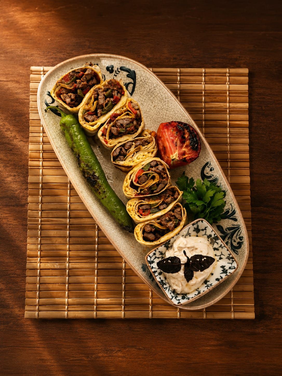 ÇİNİK KEBAP - Jülyen kesim iç bonfile, kapya biber, yeşil biber, rende kaşar ve süzme yoğurt ile servis edilir.