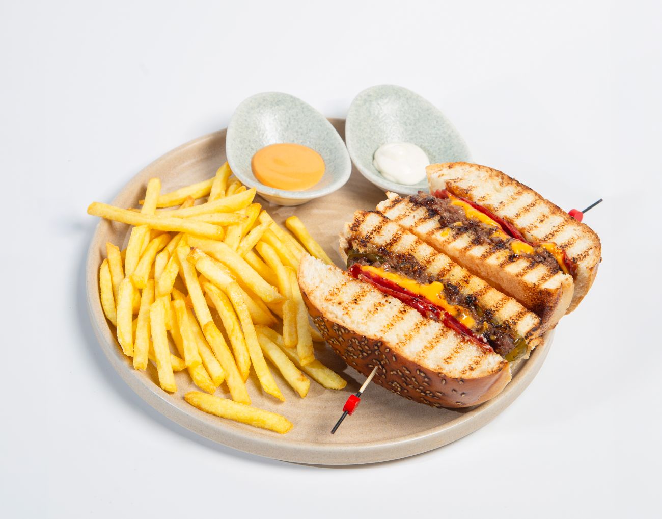 ÇİNİK GURME BURGER - 150 gr burger köftesi, dana jambon, barbekü sos, turşu, kibrit cips