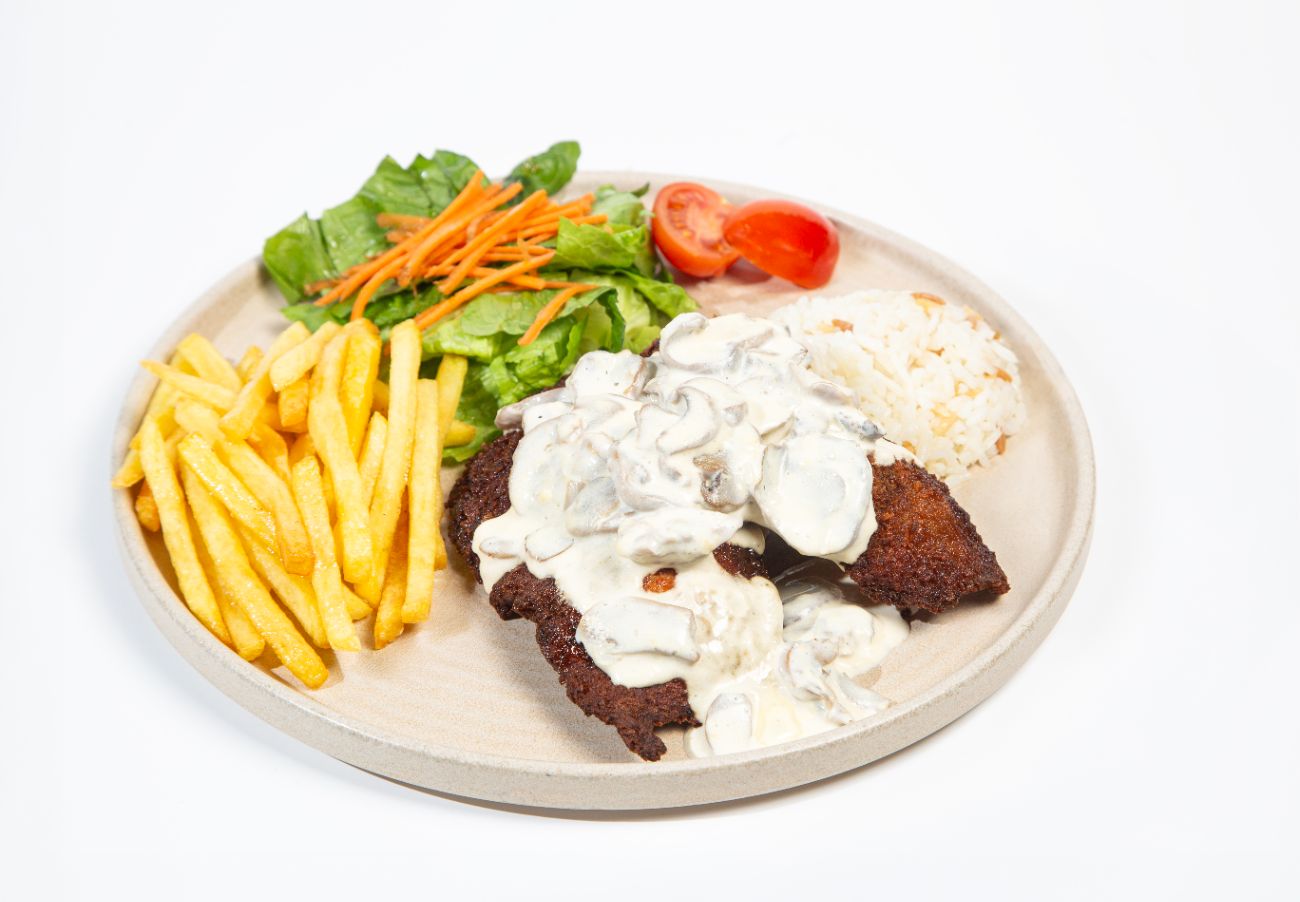 MANTAR SOSLU SCHNITZEL - Paneli tavuk, mantar sos, pilav, cips ve salata ile servis edilir.