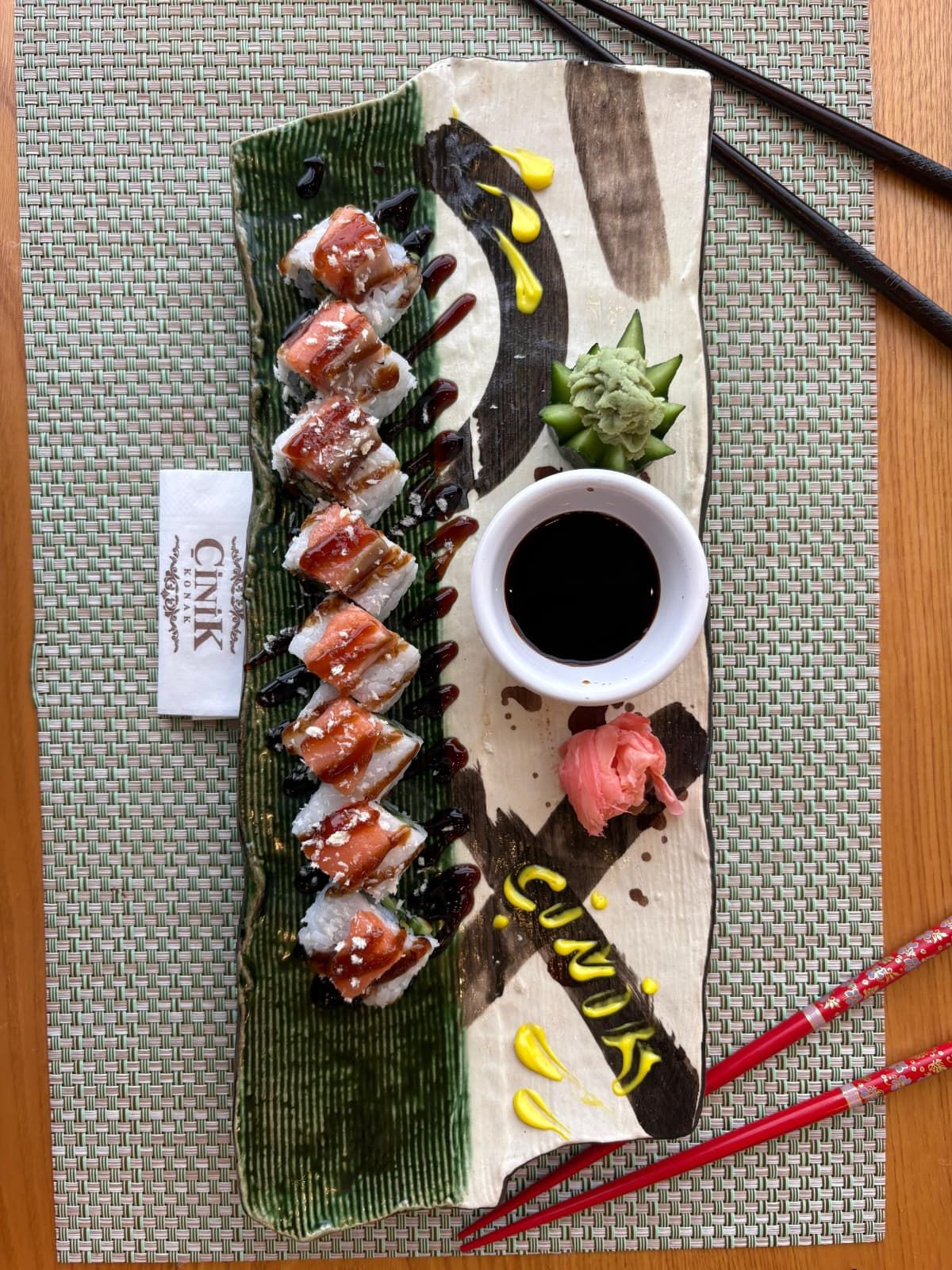 OYSTER MAKİ ROLL - SOMON SALATALIK AVOKADO ÖZEL İSTİRİZDE SOSU İLE