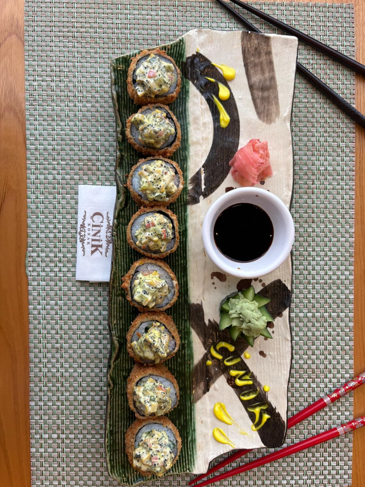 ÇİNİK SPECIAL ROLL - SALATALIK AVOKADO SOMON ÇITIR PANE ÖZEL SUSHI SOS