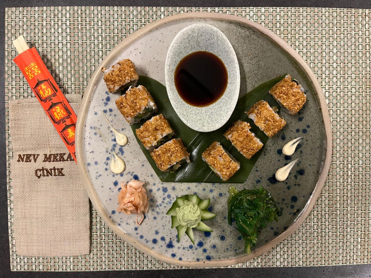 PHILADELPHIA SUSHI - SALATALIK, KAPYA BİBER, AVAKADO, PHILADELPHIA PEYNİRİ, SOMON, DIŞI SUSAM KAPLI